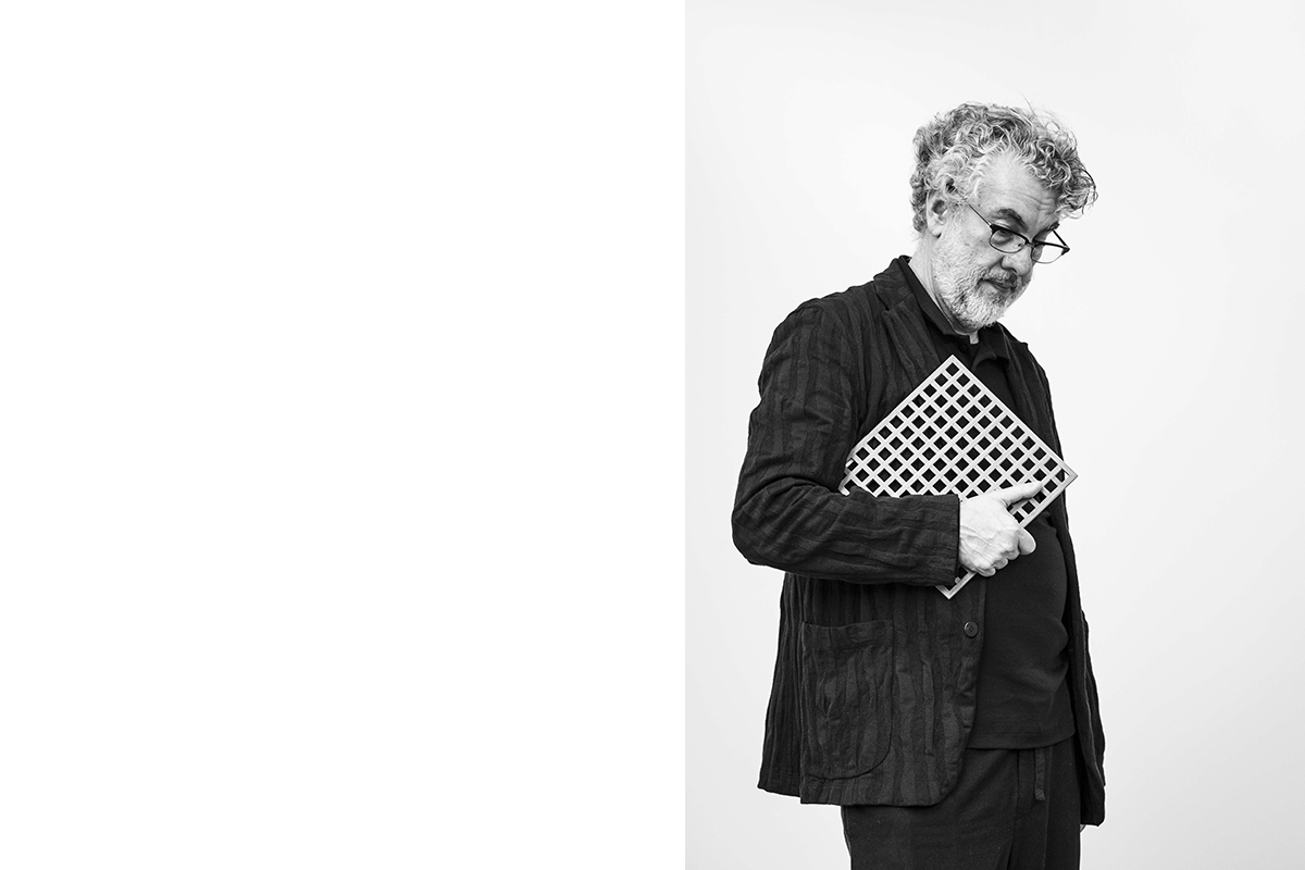 <p>Marcio Kogan approccia il mondo dell’architettura e fonda lo Studio MK27 a San Paolo alla fine degli anni '70:&nbsp;vulcanico e rigoroso, attento ai volumi puri e alla semplicità delle forme, nonché a dettagli e finiture, Marcio Kogan predilige le architetture squadrate aperte – in continuità estetica e stilistica tra&nbsp;<em>in</em>&nbsp;e&nbsp;<em>out</em>&nbsp;- caratterizzate da vetrate a tutta parete che annullano&nbsp;il confine con l’esterno.</p>
